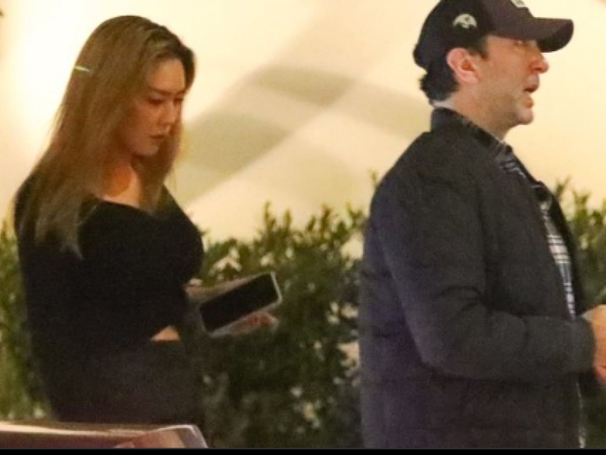 David Schwimmer: 58 ವರ್ಷದ ನಟನ ಹಿಂದೆ ಬಿದ್ದ ಕಾಲೇಜು ವಿದ್ಯಾರ್ಥಿನಿ! ಅಯ್ಯೋ ಇವರ ಲವ್ವಿ-ಡವ್ವಿ ವಿಡಿಯೋ ವೈರಲ್ | David Schwimmer sparks romance rumours after Friends star spotted leaving posh restaurant with a medical student | | ACTPnews