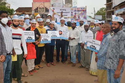 ಹುತಾತ್ಮ ಯೋಧರಿಗೆ ಹುಬ್ಬಳ್ಳಿಯಲ್ಲಿ ಆಮ್ ಆದ್ಮಿ ಪಕ್ಷದ ಸದಸ್ಯರಿಂದ ಶ್ರದ್ಧಾಂಜಲಿ |