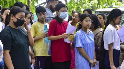 NEET Exam: ಫೋಟೋ ಮರೆತು ಬಂದ ನೀಟ್ ವಿದ್ಯಾರ್ಥಿನಿಗೆ ಆಪತ್ಬಾಂಧವರಾದ ಪೊಲೀಸರು, ತುರ್ತು ಸಹಾಯಕ್ಕೆ ಜನರ ಮೆಚ್ಚುಗೆ | ರಾಷ್ಟ್ರೀಯ ಮತ್ತು ಅಂತಾರಾಷ್ಟ್ರೀಯ ಸುದ್ದಿ | ACTPnews