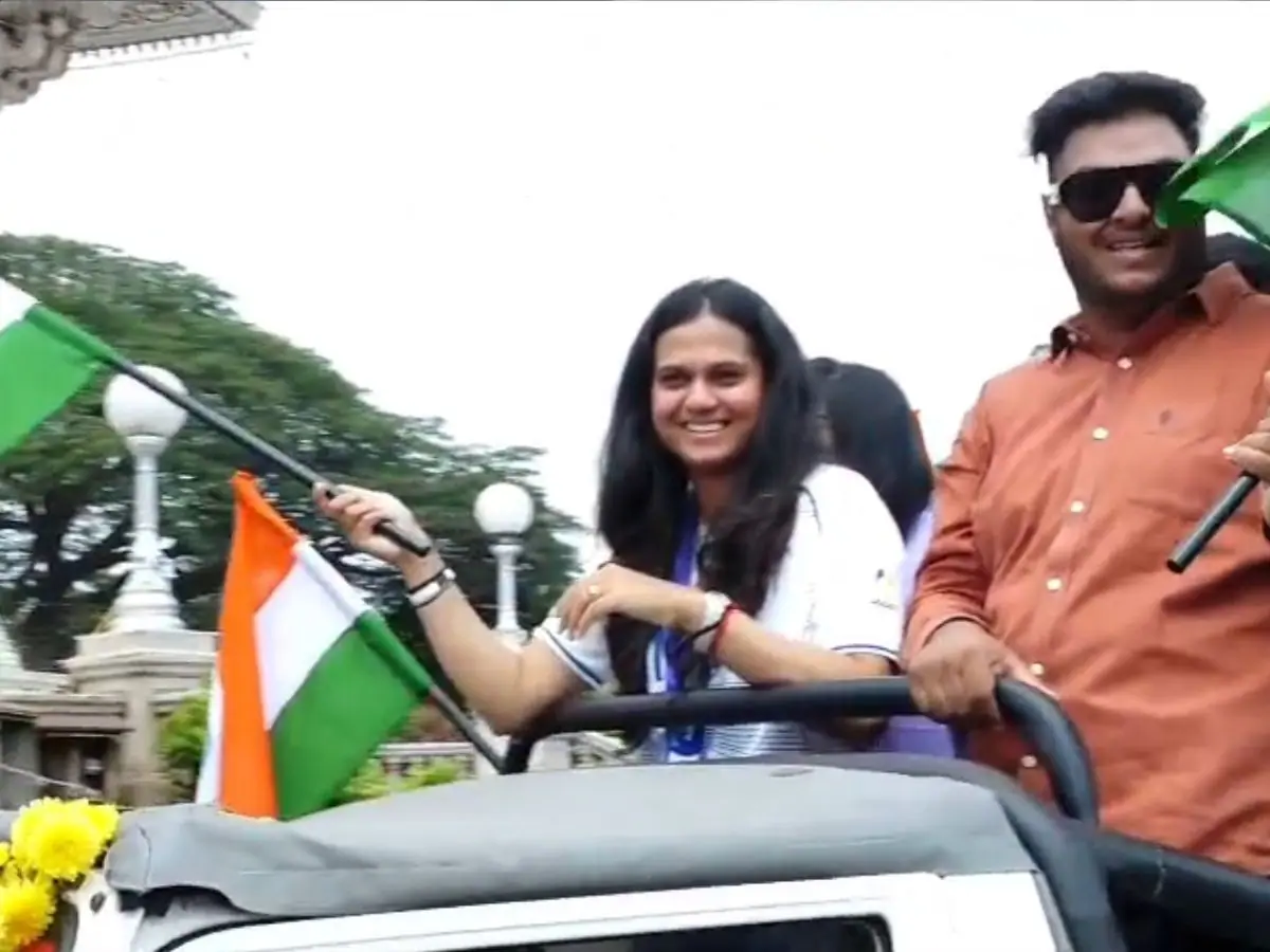 ಹೀಗಾಗಿ 2026ರ ಏಷ್ಯನ್ ಗೇಮ್ಸ್ ಅವರಿಗೆ ಕೇವಲ ಮತ್ತೊಂದು ಟೂರ್ನಿ ಆಗಿರಲಿಲ್ಲ; ಮೂರು ವರ್ಷಗಳ ಹಿಂದಿನ ಅಪೂರ್ಣ ಅಧ್ಯಾಯಕ್ಕೆ ಉತ್ತರ ಕೊಡುವ ವೇದಿಕೆ ಆಗಿತ್ತು. ಅಂತಿಮ ಸುತ್ತಿಗೆ ಮೂರು ಶಾಟ್‌ಗಳ ಮುನ್ನಡೆಯೊಂದಿಗೆ ಇಳಿದಿದ್ದ ಪ್ರಣವಿಗೆ ಮೂರನೇ ಹೋಲ್‌ನಲ್ಲೇ ಟ್ರಿಪಲ್ ಬೋಗಿ ಬಂದು ದೊಡ್ಡ ಆಘಾತ ನೀಡಿತು. ಒಂದು ಕ್ಷಣದಲ್ಲಿ ಮುನ್ನಡೆ ಕಳೆದುಹೋದರೂ ಅವರು ಒತ್ತಡಕ್ಕೆ ಕುಗ್ಗಲಿಲ್ಲ. ನಂತರ ಮೂರು ಬರ್ಡಿಗಳನ್ನು ದಾಖಲಿಸಿ, ಉಳಿದ 15 ಹೋಲ್‌ಗಳನ್ನು ಮೂರು-ಅಂಡರ್‌ನಲ್ಲಿ ಮುಗಿಸಿ ಫೈನಲ್ ರೌಂಡ್‌ನಲ್ಲಿ ಈವನ್-ಪಾರ್ 70 ಆಡಿದರು. ಅಂತಿಮವಾಗಿ 15-ಅಂಡರ್ 265ರೊಂದಿಗೆ ಕೇವಲ ಒಂದು ಶಾಟ್ ಅಂತರದಲ್ಲಿ ಚಿನ್ನ ತಮ್ಮದಾಗಿಸಿಕೊಂಡರು ಇಷ್ಟಕ್ಕೇ ಪ್ರಣವಿಯ ಸಾಧನೆ ಮುಗಿದಿಲ್ಲ. ಅದಿತಿ ಅಶೋಕ್ ಮತ್ತು ದೀಕ್ಷಾ ದಾಗರ್ ಅವರೊಂದಿಗೆ ಭಾರತ ಮಹಿಳಾ ತಂಡವನ್ನು ಮುನ್ನಡೆಸಿದ ಪ್ರಣವಿ, ತಂಡ ವಿಭಾಗದಲ್ಲೂ ಬೆಳ್ಳಿ ಪದಕ ಗೆದ್ದರು. ಭಾರತದ ತಂಡದ ಒಟ್ಟು ಸ್ಕೋರ್ 14-ಅಂಡರ್ 546 ಆಗಿದ್ದರೆ, ಚೀನಾ 22-ಅಂಡರ್ 538ರೊಂದಿಗೆ ಚಿನ್ನ ಗೆದ್ದಿತು. ಹೀಗಾಗಿ ಒಂದೇ ಏಷ್ಯನ್ ಗೇಮ್ಸ್‌ನಲ್ಲಿ ಪ್ರಣವಿಯ ಕಂಠಕ್ಕೆ ಚಿನ್ನವೂ, ಬೆಳ್ಳಿಯೂ ಒಟ್ಟಿಗೆ ಸೇರಿತು.